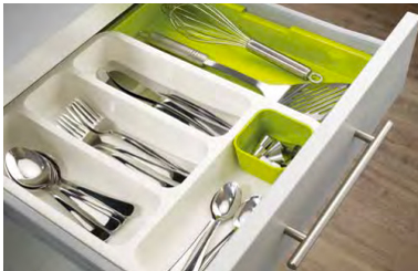 Pour relooker ses meubles de cuisine, Optimisez les tiroirs de la cuisine avec un range couverts aux dimensions adaptables à la taille des tiroirs. Photo : Joseph Joseph