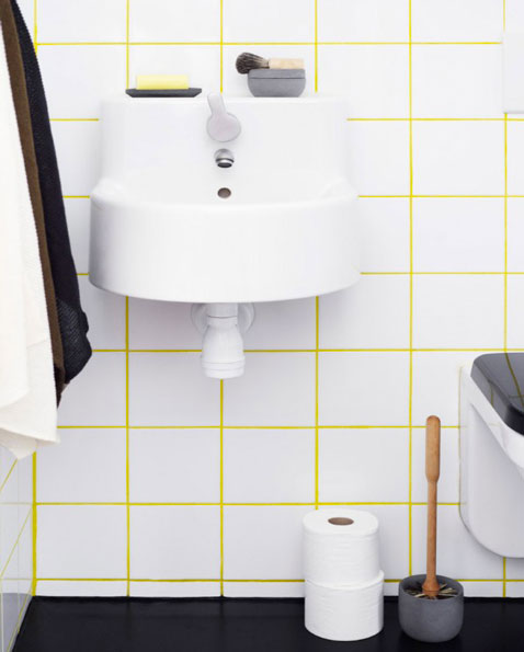 un relooking de salle de bain a petit prix avec du carrelage blanc 10X10 joint carrelage jaune
