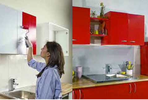 pour peindre des meubles de cuisine en rouge ou dans les 25 autres couleurs de la gamme Résinence une couche de peinture puis une couche de résine pour la protection des façades des meubles de cuisine