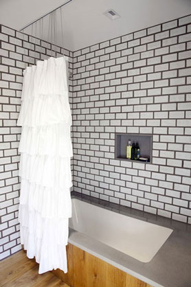 carrelage de salle de bain rectangle 5X10 pose avec de larges joints gris 