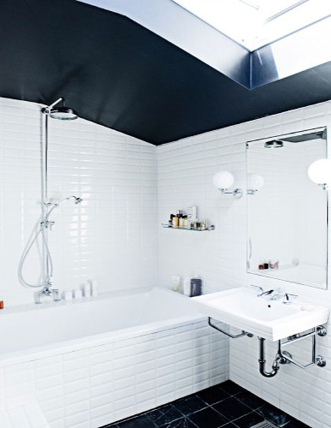 salle de bain carrelage mural blanc au sol carrelage noir au plafond peinture noire finition brillant