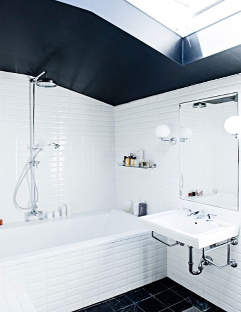 Salle de bain carrelage blanc  et plafond  noir 