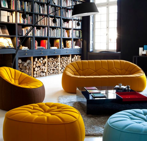 canapé tissu couleur orange ou bleu azur, chauffeuse et pouf assortis Lou chez Cinna