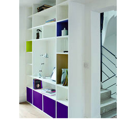 Peinture murale esprit libre satin blanc Authentique bibliotheque couleur Cameleon Cosmos et Arty de Tollens Bibliothèque intégrée peinture blanc Authentique de chez Tollens comme le mur et rehaussé par des casiers peints en couleurs flashy, violet, vert
