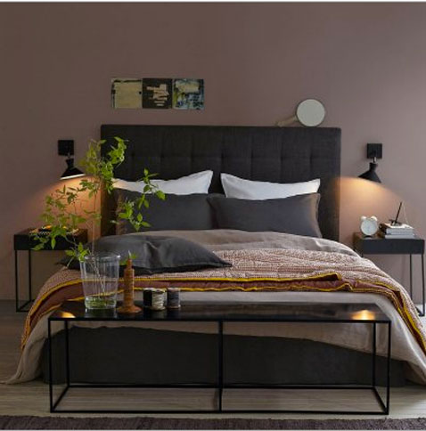 chambre couleur taupe et chocolat. Peinture et tête de lit AM.PM Chambre taupe et chocolat. Pour la décoration d'une chambre couleur taupe avec une peinture des murs associée à une tête de lit et sa literie de couleur chocolat.