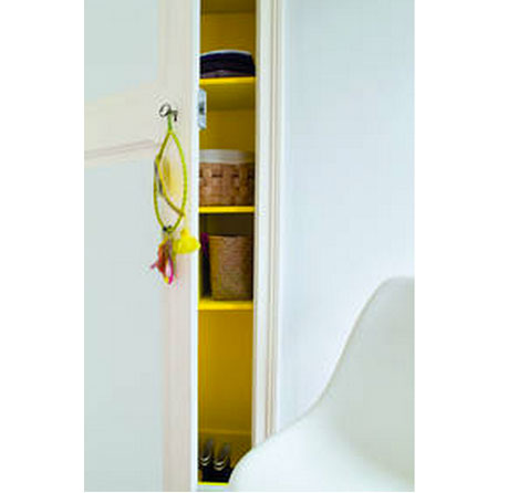 Peinture Esprit libre satin de Tollens couleur blanc antique pour les portes de placard de la chambré réhaussé par un jaune vif pour la peinture des étagères de l'intérieur du placard