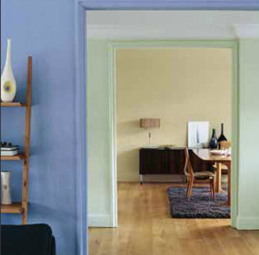 peinture salle a manger salon association de couleur bleu lavande vert d'eau et blanc-casse Peinture Astral Pour donner de la profondeur à la succession des volumes, en premier plan une peinture bleu lavande, suivi d'une peinture vert d'eau et pour le mur du fond un blanc cassé