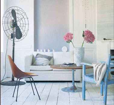 couleur peinture salon bleu associé à du blanc Salon bleu et blanc avec un effet lumière pour les peintures en finition mat et satin. Pour conserver la pureté de l'ambiance, une chaine et une table basse en hêtre et un simple bouquet de fleurs rose pale