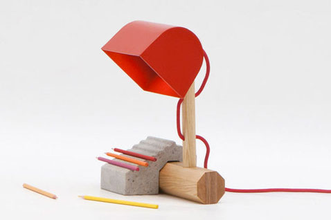 Lampe de bureau esprit légo à assembler, le  socle est en béton, pied en bois, abat jour en acier rouge