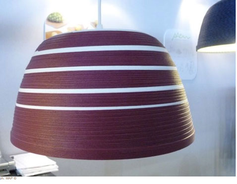 Nouveauté du salon Maison et Objet, une suspension en papier 100 % recyclé couleur prune, existe dans d'autres coloris. Designer : DRZ-inc