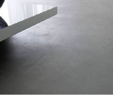 Peinture pour sol effet béton ciré gris Les Décoratives Une peinture pour donner un esprit loft aux sols de la maison y compris dans la salle de bain reproduisant l'effet béton ciré une fois recouverte de son vernis protecteur adaptée à l'usage de la pièce. Elle s'applique à la taloche pour un fini aspect lisse et est lessivable. Cette peinture pour sol de Les Décoratives est compatible avec la zone de la douche et disponible en 6 coloris : 3 teintes de gris, beige aspect craie, violet et bleu. Référence : Peinture sol Loft Les Décoratives Prix : 45.50 € les 3 litres chez Leroy Merlin.