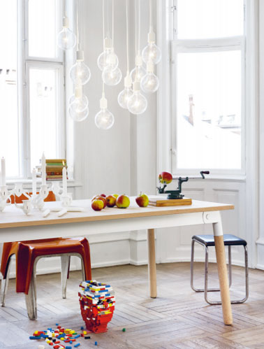 pour mettre en valeur le coin repas dans la cuisine, suspension composée de 12 lampes E27 couleur blanc