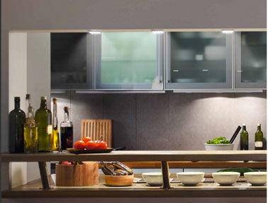 Dans la cuisine, plan de travail et meubles hauts mis en valeur avec des éclairage LED de chez Osram