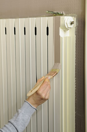 Pour appliquer une peinture radiateur commencez par peindre les parties difficiles d'accès avec un pinceau"queue de morue" puis les parties planes avec un petit rouleau. Appliquez deux couches de peinture en respectant les temps de séchage.