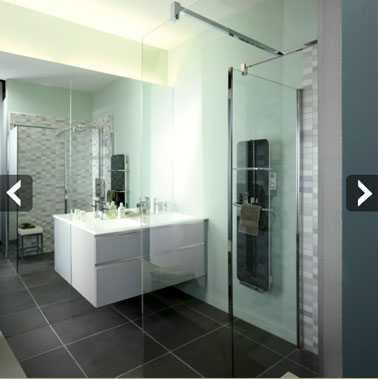 amenagement petite salle de bains avec douche italienne jeu de miroir pour agrandir espace Leroy Merlin pour agrandir l'impression d'espace dans une petite salle de bains tout en installant une douche italienne misez sur la transparence avec un jeu de miroir au murs, des parois en verre et un carrelage gris foncé ou noir pour faire un contraste fort avec le blanc de la peinture murale