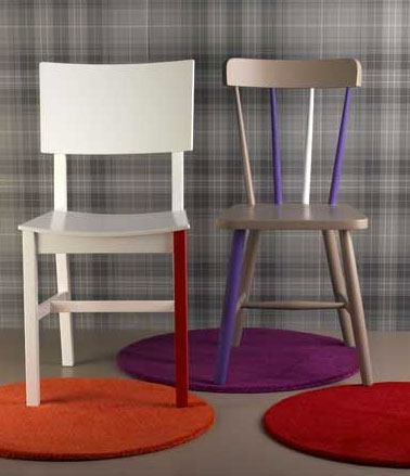 chaises-cuisine-repeintes-plusieurs-couleurs Relooker des chaises de cuisine avec plusieurs couleurs de peinture de façon asymétrique