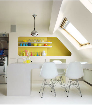 Booster cuisine blanche avec une touche de jaune peinture Excellium Astral dans une cuisine blanche, un jaune vif en petites touche apporte une note vitaminée.