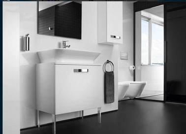 Une bonne idée pour une salle de bains en noir et blanc. Sol stratifié noir, mobilier et sanitaire d'un blanc pur et un jeu de miroir pour réfléchir les noirs et blancs