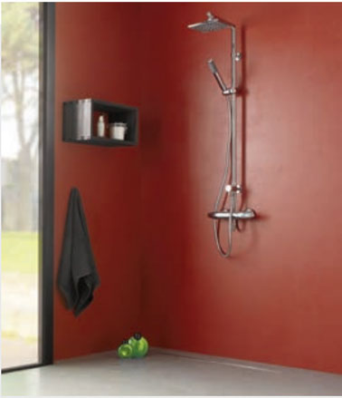 Douche italienne pour une ambiance zen. Aux murs, une peinture de couleur rouge qui s'associe au taupe marron des boiseries. Colonne douche design contemporain, et aux lignes épurées grande pomme de tête carrée de 177 mm