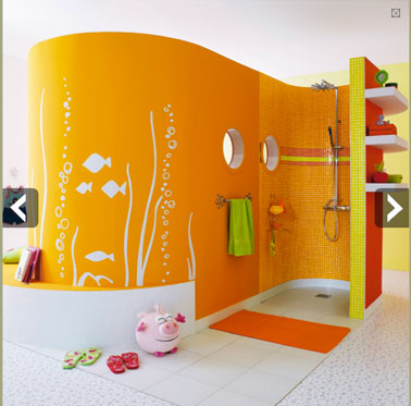 douche italienne aux couleurs vitaminées dans une chambre d'enfant. Aux murs et paroi douche, carrelage orange, deux hublots découpés pour offrir un regard sur l'espace chambre