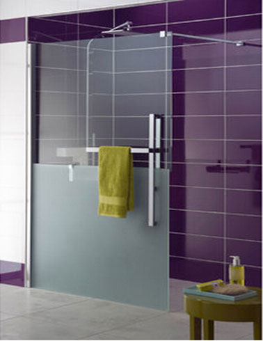 douche italienne double paroi verre transparent Lapeyre Douche "Bliss" avec une paroi composée de deux verres décalés transparents ou transparents/sablés, accessoires en laiton chromé. 2 dimensions : 120 cm ou 140 cm de long. Carrelage mural prune, au sol gris souris