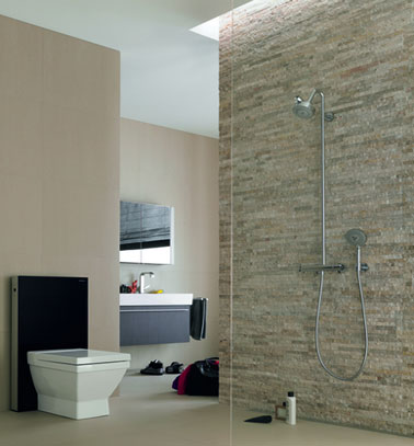 salle de bains design avec une douche italienne aux parois en travertin, sol et murs couleur taupe