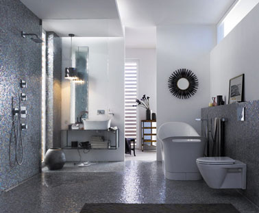 Une décoration de salle de bains autour du gris et blanc. Mur douche italienne et sol carrelage reférence : Zinnia 3 Sicis. Baignoire, lavabo et WC suspendu Geberit blanc