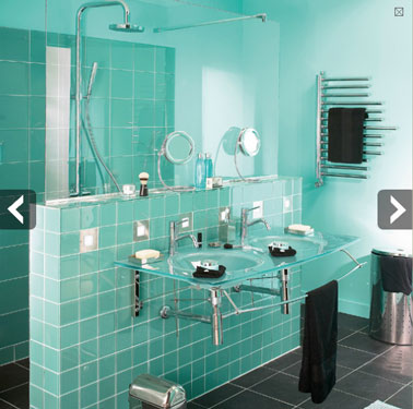 Pour intégrer une douche italienne dans une petite salle de bains la solution : Pose des doubles vasques sur un muret qui sépare de la douche. Transparence et espace garantis