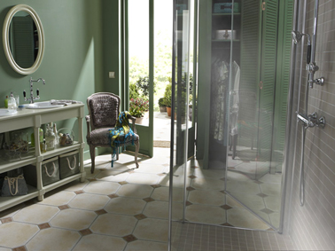 installer une douche italienne dans une salle de bain rétro Receveur douche italienne prêt à carreler et paroi de verre pour une salle de bain rétro. Lux Eléments Leroy Merlin