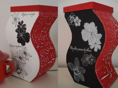 paire de grands vases anciens relooker avec une peinture à effet craquelé. Jeu de couleur rouge et noir en craquelure