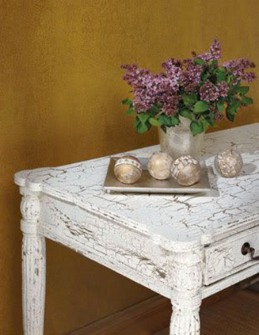 Table basse en bois repeinte avec une peinture craquelée faite maison avec une peinture acrylique blanche appliquée sur couche peinture glycéro marron