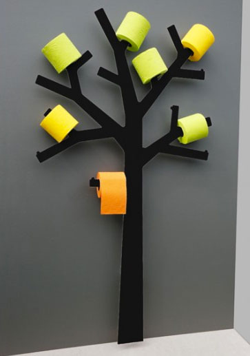 Un idstributeur de papier toilette en forme d'arbre très design. Les branches peuvent accueillir 11 rouleaux de papier. Misez sur les contrastes et donnez un esprit design à vos toilettes en choisissant du papier toilette de couleur. Ici le papier jaune crée une animation sur le mur de couleur gris anthracite 