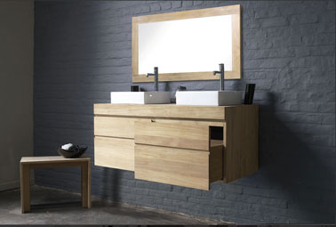 Une idée de relooking de salle de bains facile à réaliser. murs de brique peints avec peinture gris anthracite, au sol un béton couleur taupe, meuble double vasque et miroir en chêne clair