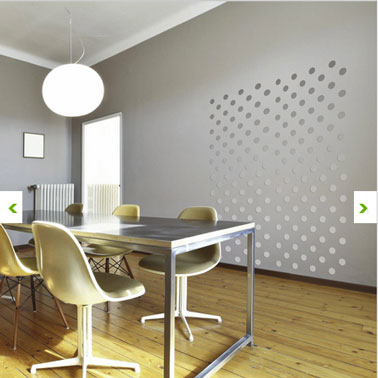 Dans une salle à manger design à la dominante de couleur grise, grand pochoir adhésif en décoration murale unique dans salle à manger