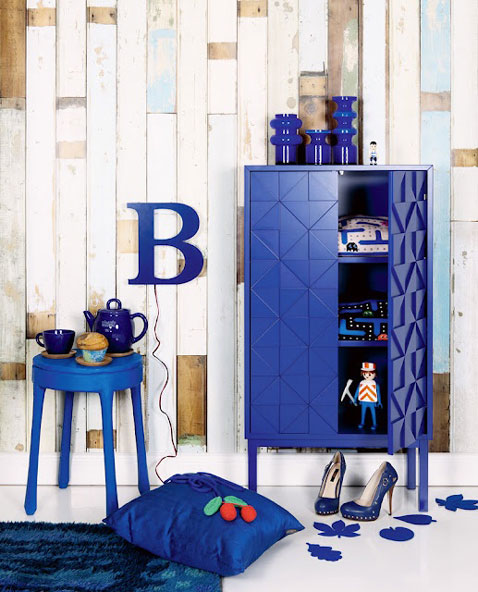 Changer la déco de son salon avec des petits meubles bleus, à associer avec une peinture blanche, quelques touches de jaune doré