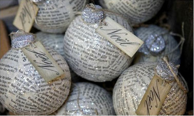 Une bonne idée pour relooker les boules de Noël de l'an dernier, les habiller de papier journal verni et de paillettes
