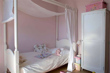 Une ambiance romantique à souhait dans cette chambre de petite fille en rose et blanc. 