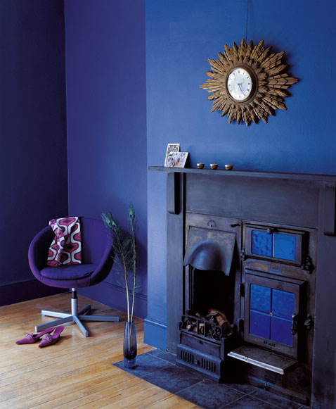 Une décoration de salon tout en bleu. Peinture murs couleur bleu saphir, cheminée peinte en bleu royal