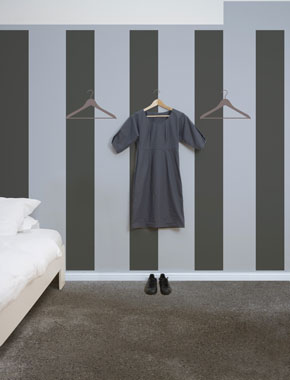 Deco chambre. au mur rayures verticales taupe et bleu clair gamme Falaises collection Epure des peintures V33 