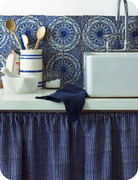crédence de cuisine en mosaïque bleu et blanc, évier à poser sur plan de travail émaillé blanc