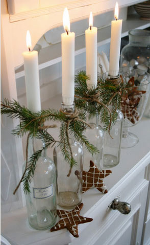 Bougeoir de Noël fabriqué avec une bouteille en verre transparent, une branche de sapin et un noeud en ficelle de chanvre 