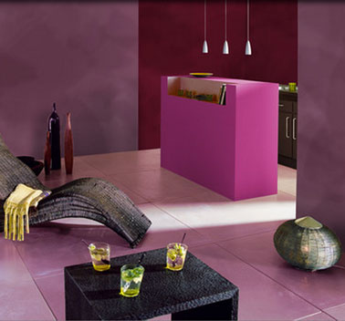 Une décoration de salon résolument moderne en rose et noir. Peinture murale rose poudré, bar couleur rose intense, carrelage sol rose pâle