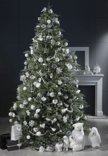 Une décoration du sapin de Noël indémodable tout en blanc évoquant les neiges hivernales