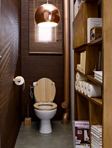 idée couleur WC ambiance cosy murs chocolat et rouge cuivré. meuble bibliothèque pour rangement papier toilette. Abattant et balayette wc en bois naturel. 