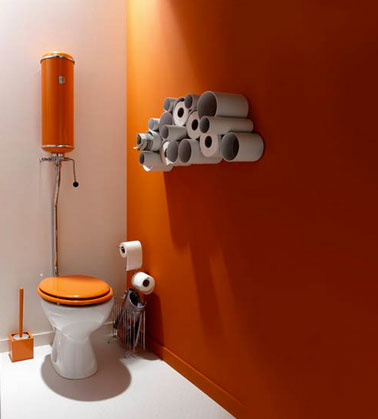 Deco WC. Couleur peinture orange et blanc.Rangement papier toilette dans tubes PVC.