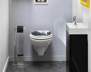 Deco WC couleur gris noir et blanc pour un style New-Yorkais . WC suspendu blanc, lave-mains et meuble de rangement intégré design finition noir brillant