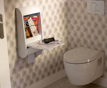 Deco WC avec papier peint en trompe l'oeil capitonné. meuble de rangement style écritoire