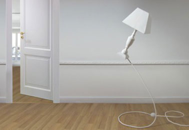 La lampe Pantomenal 3 donne l'impression d'être en apesanteur. vendue avec ampoule LED. existe abat-jour noir ou blanc 