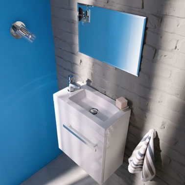 Décoration wc, mur en brique couvert peinture couleur gris qui supporte meuble rangement et lave mains, au dessus grand miroir qui reflète la peinture bleu pacifique de l'autre mur chez Castorama