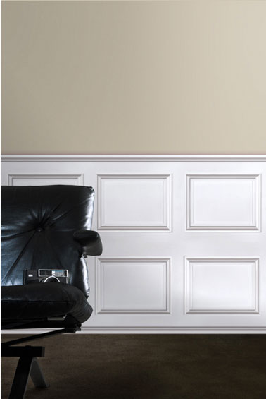 Un papier peint trompe l'oeil boiseries et moulures de style Hausmannien. Existe en finition blanc mat
